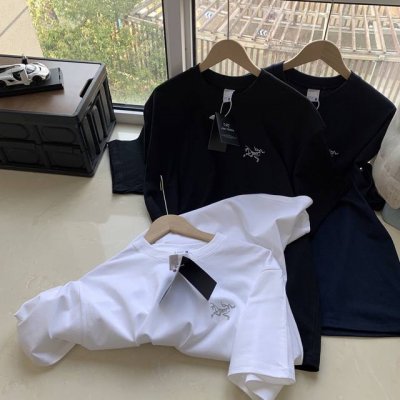 arc‘Teryx 始祖鸟基础款胸口Logo三色T恤 短袖男女同款 这T恤我爱它一万年啊啊！！300G重磅纯棉！！ 好绝啊啊！！质感清晰可见～ 300G重磅纯棉