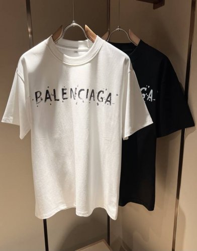balenci*Ga巴黎*家 2025春夏新款男女同款短袖T恤！走秀图案印花时尚休闲短袖T恤衫！设计Logo压胶设计！极具设计精选客供260G纯棉面料，手感柔软