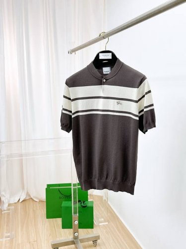 Burberry 巴宝莉 2025春夏新款，独家呈现！超级百搭极符合美学基调的一款短袖针织衫，最基础的款式以极简低调的奢华风格，在时尚界越简单的单品，越极易彰显