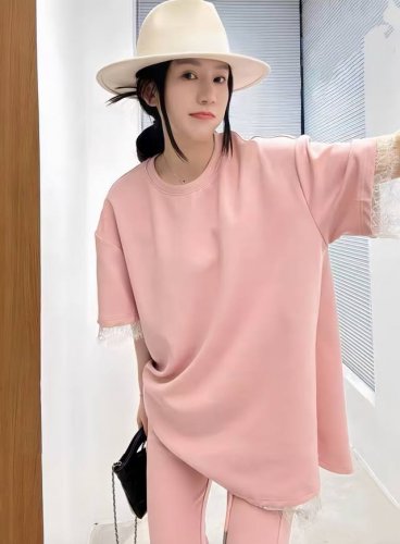 爆款来袭 假两件后开叉蕾丝拼接上衣+微喇长裤韩系减龄套装，T恤边缘蕾丝拼接，增添精致感与柔美感；阔腿裤高腰宽松版型，整体兼具时尚与舒适，尽显优雅气质 Smlxl