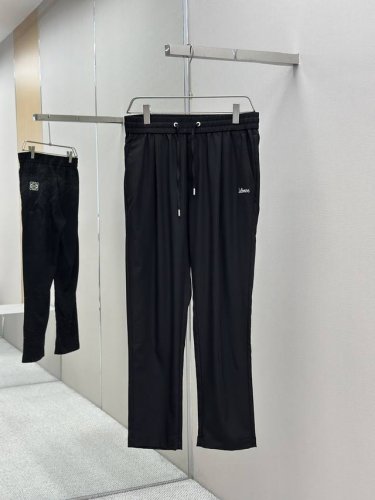 loewe 25Ss新款男士天丝长裤 顶级面料 最新款上身版型无敌正！ 绝对可以闭眼入的款 简约刺绣Logo 低调老钱风 此款裤子非常百搭，弹力腰围,日常上班