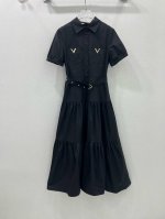 Valentin*25早春新款连衣裙 官定制Yb斜纹全棉材质 透气舒适，胸前口袋金属V字装饰 搭配本布腰带 收腰版型剪裁利落大方，不挑身材凸显优雅气质 约会度假