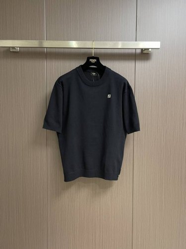 210 fendi 双F金属标志羊毛针织短袖T恤，采用定制羊毛混纺面料，55％羊毛与45％棉毛纱混纺织出，16针进口机器织成，成衣洗水去除杂质保留住羊毛原有的柔