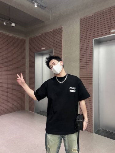 品牌：Miu 季度：2025春夏 颜色：黑色 白色 尺码：S-2Xl 版型：宽松阔版 短袖T 成分：100%棉 工艺：特种机天丝绒绣花+手工皮牌 p.S：前幅L