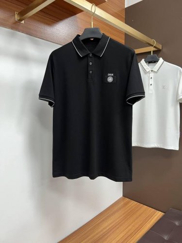 迪奥 2025春夏 经典的polo领设计 搭配简洁的单排扣 线条利落流畅 巧妙修饰颈部线条 彰显优雅绅士格调 左胸处精致的品牌标识 采用无痕压胶工艺 细腻而平整