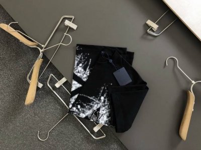 L牌*合身版型S-Xl 25早春最新刺涂鸦印花重磅短袖 高端品质专柜原单圆领援助 顶级制作工艺进口面料 专柜款独特设计 采用进口高端订制进口丝线手感一流 官网在