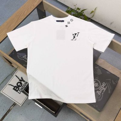 高版本 2025新款Louis Vuitton路易威登Lv领口拼接图案Logo字母印花休闲情侣短袖T恤 独一无二的活性环保面料染色 32支双纱精梳纯棉爽滑手感