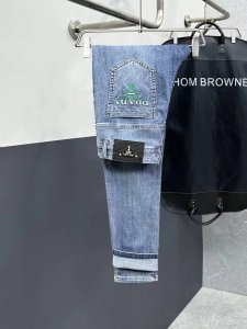 主推.长期有货 普拉达 高品质 官网高端新品原单少数帅爆牛仔裤 百分百原单 百搭神器 今年最新流行的风格设计款式 采用进口棉花制作成的单宁布 上身舒适 剪裁设计