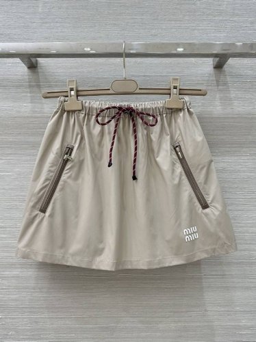 独家首发 原单品质Miu系穿搭 25春夏新品 原版开发进口记忆真丝运动风短半裙 原版定制面料轻盈舒适透气质感超赞 侧边撞色波浪刺绣工艺织带 经典H版型百搭减龄少