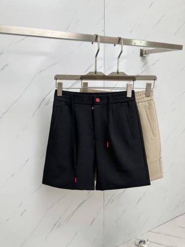 Kiton 2025春夏季新款，最新休闲短裤。原版裤型上身休闲百搭、随性慵懒范，高级定制面料，订制工艺 舒适感爆棚。高端大气，夏天的味道有没有，首选 码数：M-