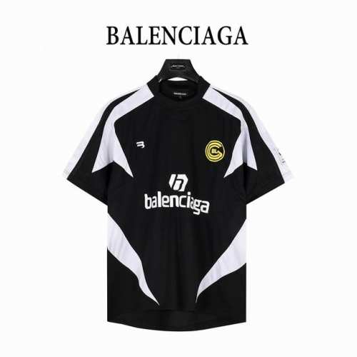 Balenciaga 巴黎世家 经典秀款足球印花短袖T恤 这款球衣的网眼采用速干面料 材质超级赞 上身超级透气 不管炎热的夏天还是寒冷的冬天都能保持清爽舒适的感