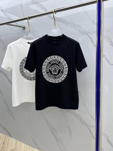 versace 范思哲 高定纯棉面料 2025春夏新品上市时尚经典圆领短袖时尚单品设计，更加时尚舒适，高标准定制，上身非常有型，胸前品牌经典章仔 客供辅料，客供