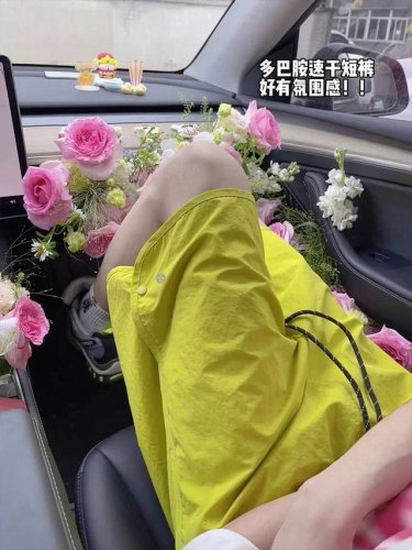 露露Lululemon 三标齐全 宝子们，夏天的正确打开方式找到了！Lululemon 这条多巴胺果绿色速干短裤，把 显白 + 显瘦 + 清凉 焊在 Dna 里