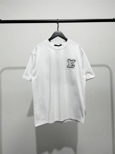 路易威登Lv新款贴布刺绣男女同款短袖T恤！限定款！ 刺绣内部内敷柔软网纱内衬，贴身穿保证舒适性！ Louis Vuitton 路易新款蛇年图案刺绣圆领短袖T恤