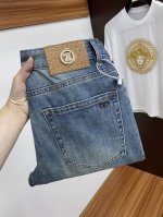 LV 路易威登 25春夏新品 修身原单小直筒男士水洗牛仔裤纯血统品 每季必出的类型，无需质疑的热卖王牌单品，符合四季最佳的搭配色号 整体的风格延续了Slp的基调