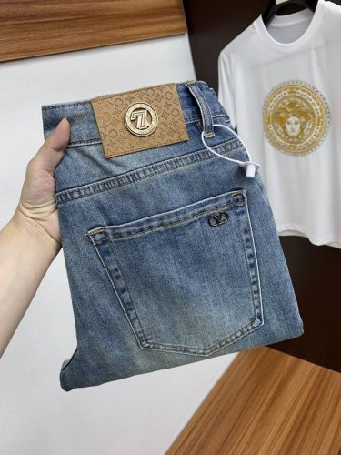 LV 路易威登 25春夏新品 修身原单小直筒男士水洗牛仔裤纯血统品 每季必出的类型，无需质疑的热卖王牌单品，符合四季最佳的搭配色号 整体的风格延续了Slp的基调