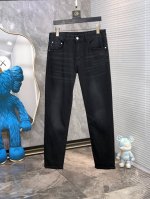 lv。2025春夏高级时装感，超柔牛仔面料 , 浅色洗水牛仔裤。 面料很特殊，超细精仿棉纱混纺，超柔舒适感。 具备牛仔随性感 ,休闲感 ,6亦有轻松感 ,时尚感