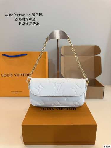 配礼盒. Lv 新品Ivy腋下包 单肩斜挎款 这款包真的很简单 越看越好看 轻松装纳日常随身物品 这只包真的要安利大家 简直是搭配神器 尺寸21*5*11Cm