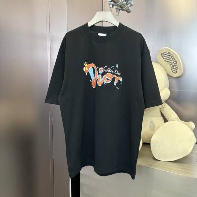 Dior 春夏限定款 320克面料 定制织梦雅韵罗纹棉 质感细腻 舒适贴肤 以纯黑之色 诠释着优雅 标志性地标识跃然衣上 低调却醒目 彰显独特身份与魅力 凸显肩
