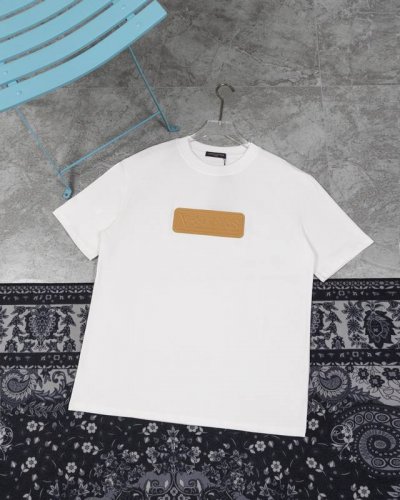 款F20 Lv lv 路易威登浮雕压花皮章毛织短袖 本款短袖圆领衫取材柔软棉质针织 为正面 Vvn 皮革贴饰压印 Lv Vers 标识 娓娓道出品牌皮具系列的悠