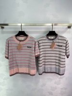 Miu*25春夏新款圆领短袖 进口定制定染多色纱线制造，呈现出彩色肌理，不挑人版型上身巨显瘦！减龄又优雅的少女气质！白富美必备百搭神器！2色3码Sml现货。T2