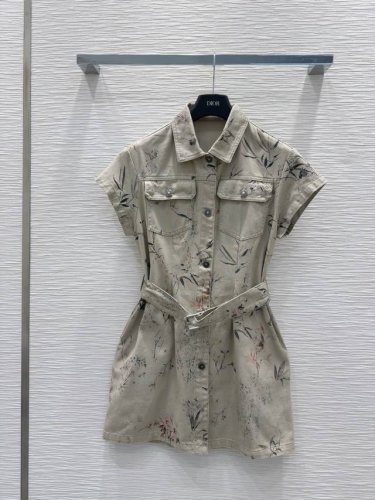 christian Dio*2025Ss新款 系列出品 经典时尚 一如既往的高级有气质，都是不挑人的款！口袋设计轻松彰显出迪家的高级感 看着就是上档次 Sml