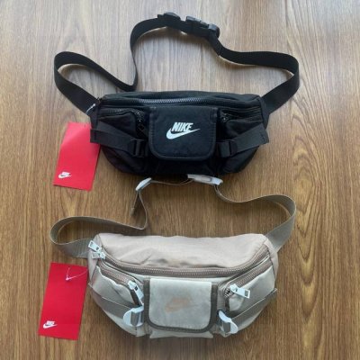 Nike耐克潮牌运动多口袋拉链可调节腰包胸包单肩包斜挎包 颜色：黑色 卡其色 尺寸：34X16Cm 8048