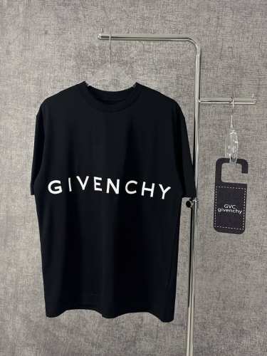 Givenchy纪梵希2025新款夏季T恤男女同款 这款黑色T恤彰显纪梵希一贯的极简美学，以挺括优质的纯棉面料打造，触感柔软亲肤，兼具舒适与质感。正面饰以大写“