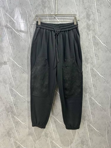 LV 2025春季新款休闲裤！官网同步发售。品牌经典LOGO休闲裤 ，定制面料，舒适度极好，手触感强烈。辨识度极高，完美品相工艺。 尺码：M-3XL