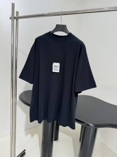 新品520限定廓型剪裁T恤 男款 复古做旧干爽平纹布宽松版型剪裁 正面饰以Airport Tag立体贴纸 不可以斯开喔 马上要飞到你身边爱意表达方式 提前穿上节