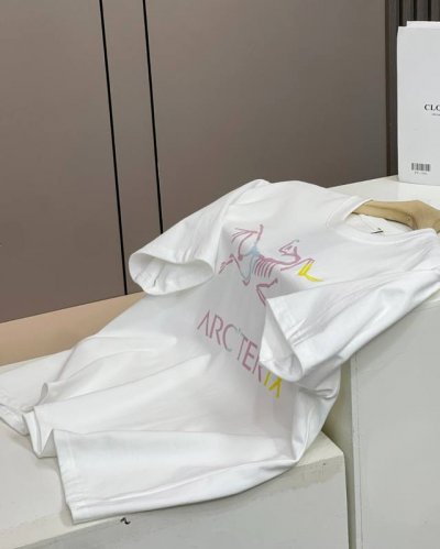 顶级版本 认准330G高克重 Arc'teryx 始祖鸟彩色拼接系列夏季新款宽松情侣款短袖T恤 款号 C7024 颜色: 白色 黑色 细节版本一比一复刻 重磅专