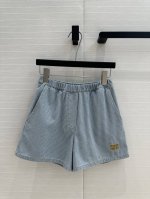 独家首发高端品质，缪*25春夏新品先行款系列，复古条纹牛仔短裤，松紧腰直筒休闲裤型超级帅气！撞色刺绣字母Logo低调奢华，原版定制色织条纹洗水牛仔柔软细腻质感超