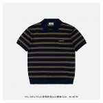 miu Miu 24Fw Miu小标毛织品Polo短袖 使用日本岛精Mfg-3D全成型机，以每英寸32针的密度织造，每个字母由5种不同捻度的纱线构成，形成微浮雕