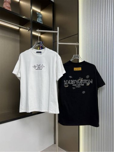 Louis Vuitton路易威登2025Ss新款前后刺绣字母情侣休闲短袖T恤 最高版本！定制面料280克双纱！前后刺绣字母工艺设计！ 辅料：开模原版过鉴定领标