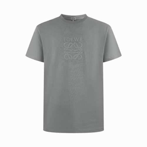 Loewe Anagram 贴布绣短袖 定制定染雅致烟灰丝绵 柔软细腻 舒适贴肤 以淡雅的烟灰色调为底蕴 宛如一副简约而不失格调的画卷 胸前醒目的Loewe A