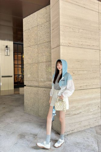 Miumi* 25Ss春夏新款 撞色防晒连帽外套丨独家Yb开发 高版出品 进口轻薄防晒材质 舒适透气好穿 沿用拼接撞色设计 配合袖口下摆包边收紧样式处理 增添造