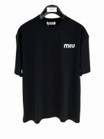 Miumiu 缪缪 25Ss 压胶字母Logo短袖T恤 面料采用高克重280G重精梳棉，定制1:1螺纹，专柜级别精致车线，做工精细，面料舒适亲肤无异感，定制定染