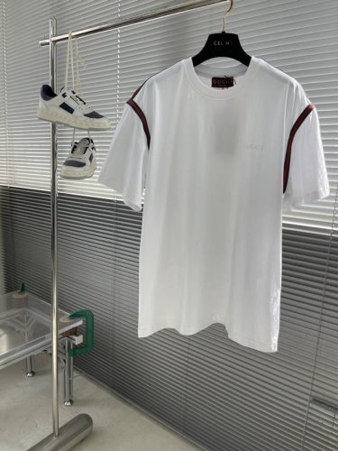 Gucc 织带刺绣短袖 定制绵柔光泽平纹绸 质感卓越 舒适贴肤 白色基底 纯净高雅 标志性Gucc刺绣点缀胸前 肩部红绿织带 如艺术家笔触 点亮整体造型 以落肩