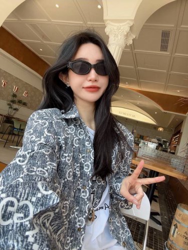 上新 Gucci古驰新款烫钻满印Logo麻料衬衫外套 蓝灰配色真的很夏天当防晒穿也不戳 女孩子穿上出街 回头率不要太高Oh 全身重工提花烫钻 逼格拉满超值！！
