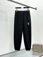 Lv春夏25Ss休闲裤金典再次出现，原单订制高品质时尚休闲裤。超级百搭款。独家定制面料，挺阔有型，贴身舒适。原版定制专柜最新五金辅料。超靓版型、上身显腿修长，內
