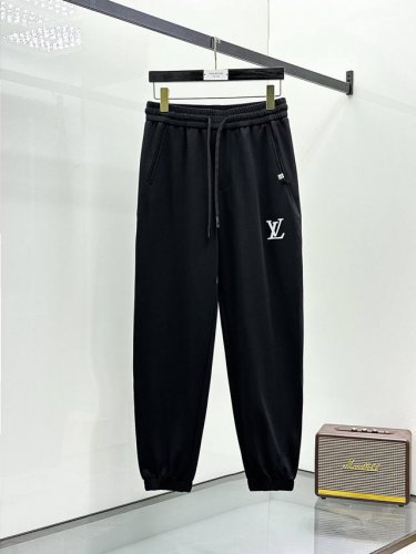 Lv春夏25Ss休闲裤金典再次出现，原单订制高品质时尚休闲裤。超级百搭款。独家定制面料，挺阔有型，贴身舒适。原版定制专柜最新五金辅料。超靓版型、上身显腿修长，內