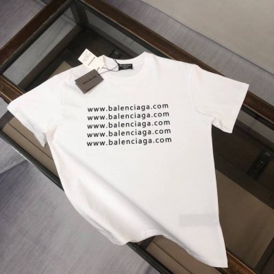 巴黎世家 24Ss夏季新款圆领短袖T恤！270克重磅高端纯棉面料，手感质感都极完美！修身裁剪设计干净利落！时尚又好看！走线做工非常精致！版型效果超赞！而且透气性