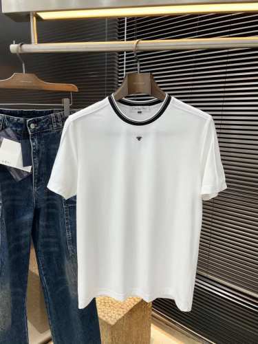Dior- 迪奥 系列 Vip高级定制 2025春夏季新款短袖 百搭款式 任何人都可以轻松驾驭 面料全订制数码印花工艺 高定一等品莫代尔面料 面料手感柔软 上身