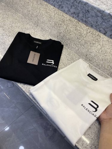 Banea巴黎世家25 Ss新品春夏首发专柜 最新款短袖圆领T恤高端订制 设计前卫时尚 品牌Logo重工艺设计高端定制欧棉180克面料手感柔软.穿着舒适.专柜级
