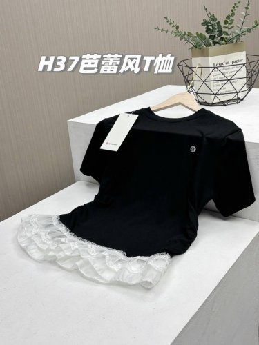 一包2件！这款绝对管！Lululemon2025最新款女士小蛮腰蕾丝拼接假两件T恤！绝对式最适合炎炎夏日上身的一款Tee，面料清爽透气，下摆芭蕾风蕾丝拼接，正肩