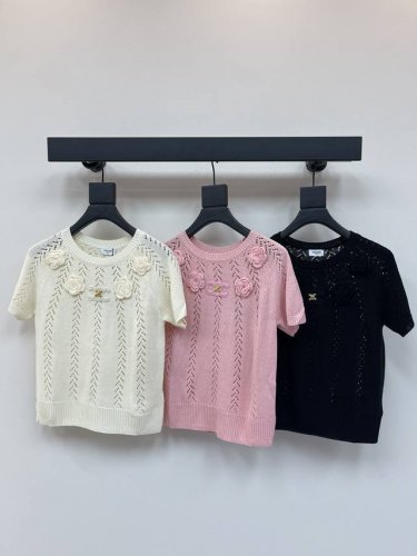 Celin*25新款定制手工勾花针织短袖 面料软糯透气 通体醒目立体品牌Logo字样配合山茶花装饰 凸显品牌格调格外加分 打造甜美华丽的个性风格 充满创意 单穿