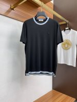 p290 普拉达 2025新款男士丝光棉圆领 短袖 进口棉质丝光面料呈现。轻盈柔软的面料经过成衣染色，营造出优雅纹理，原版定制 进口纱线色染 定制罗纹领口 起脚