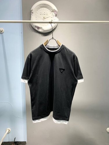 新款 Prada 普拉达，2025 Ss春夏新款三角标刺绣双层次对比色 圆领短袖T恤男女同款 本款T恤采用全棉平纹面料打造，再洗水定型，以层次感和对比色重新演绎