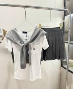 价格p： 品名：Ralph Laur*N 拉夫战马刺绣雪花棉短袖披肩百褶裙三件套 尺码：S.M.L 颜色：白灰 天！韩里韩气的甜妹三件套，被这件清纯学院风套装给