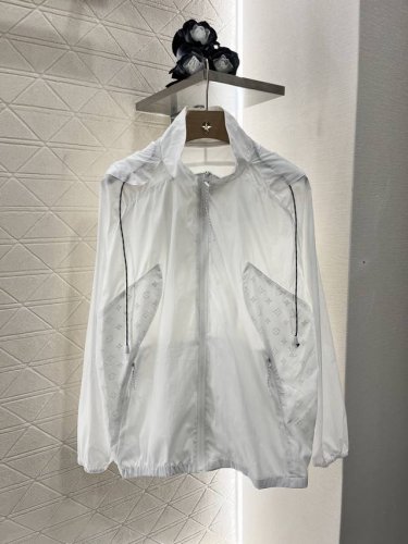 louis Vuitto*2025新品上架 连帽防晒外套 定制Yb进口轻薄防晒材质 透气舒适 防晒加倍 连帽抽绳拉链外套 大身素色 下摆松紧可利用抽绳调节 轻松